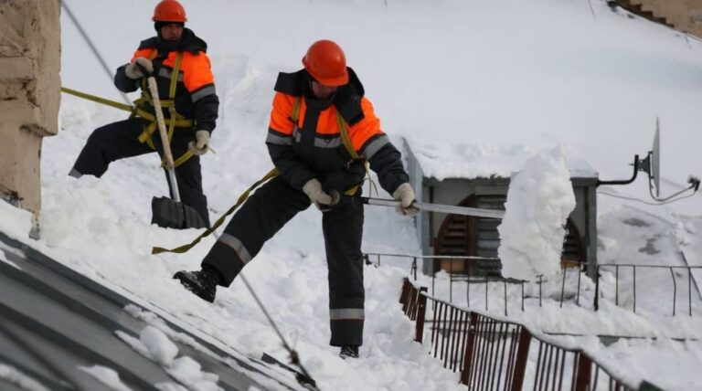5 ВОПРОСОВ ПРО УБОРКУ СНЕГА И НАЛЕДИ С КРЫШ