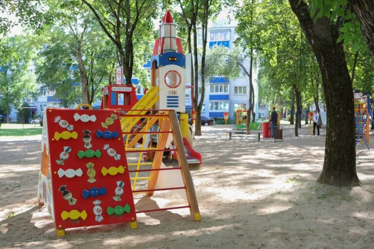 Бережно, с трепетом и заботой — обновление детских игровых площадок во дворах столицы